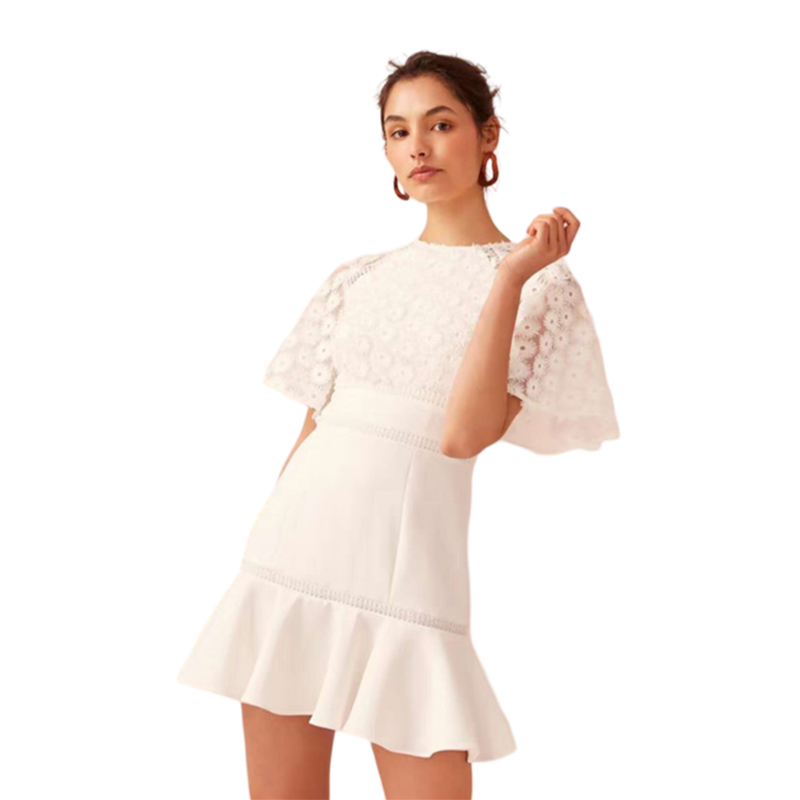 How does the design of key parts such as the waist and hem of a dress affect the overall wearing effect and temperament?